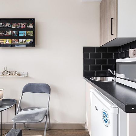 Serviced Ensuite Modern Studio - Sleeps 2 - Near Wembley Stadium - Good Transport Link To Central London - Harrow Ha3 Hatch End Eksteriør billede