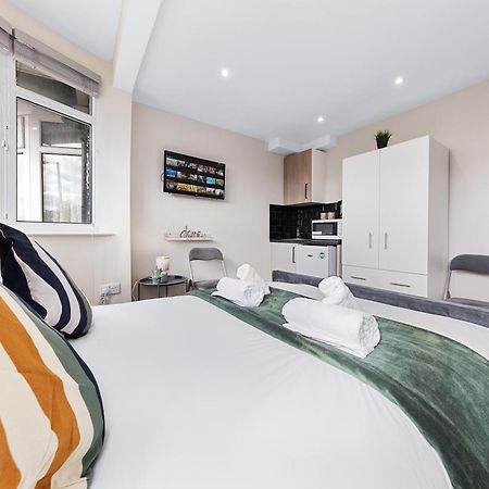 Serviced Ensuite Modern Studio - Sleeps 2 - Near Wembley Stadium - Good Transport Link To Central London - Harrow Ha3 Hatch End Eksteriør billede