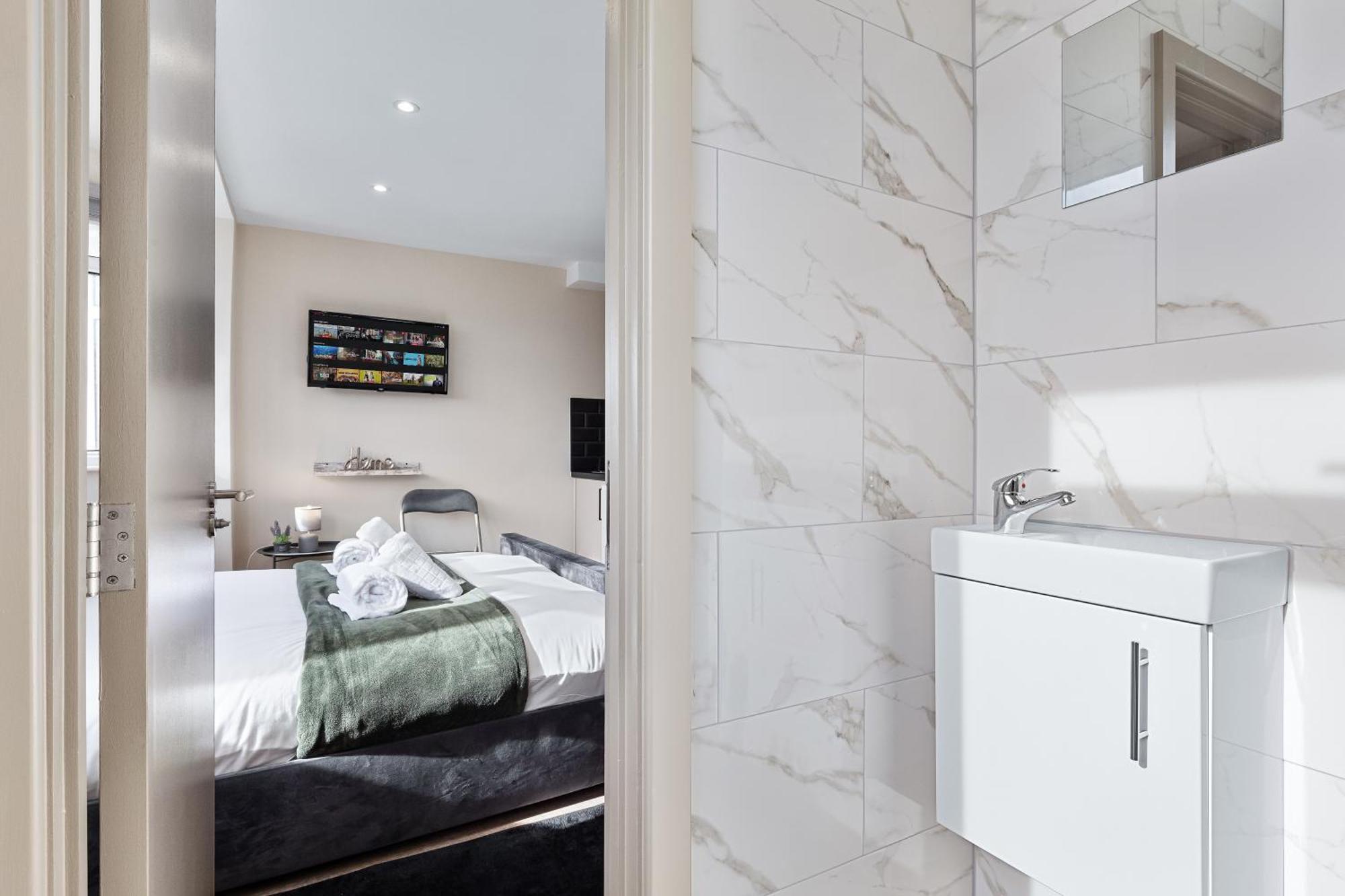 Serviced Ensuite Modern Studio - Sleeps 2 - Near Wembley Stadium - Good Transport Link To Central London - Harrow Ha3 Hatch End Eksteriør billede