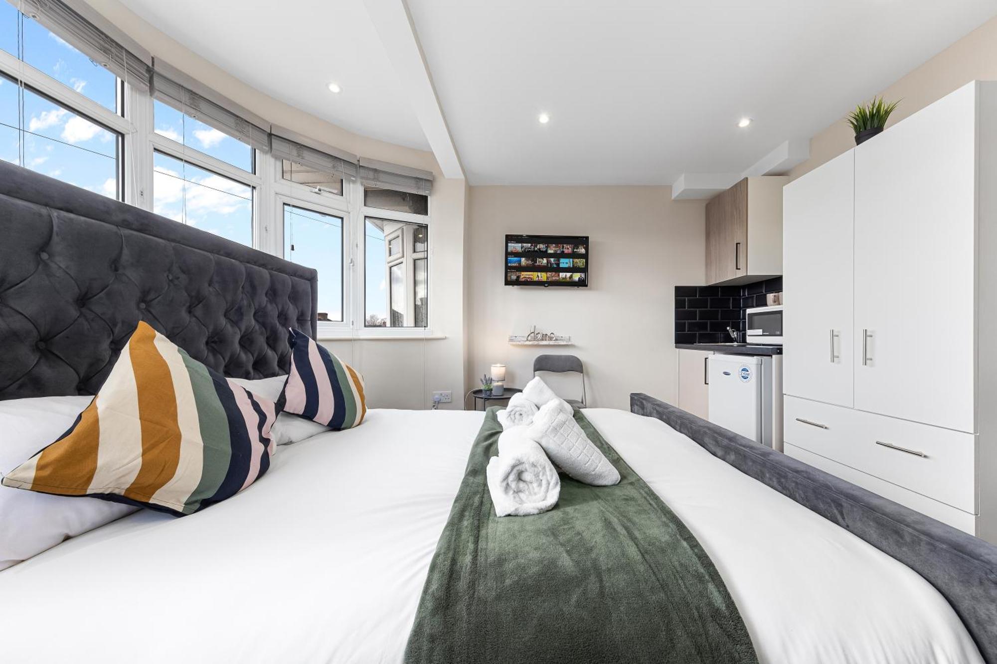 Serviced Ensuite Modern Studio - Sleeps 2 - Near Wembley Stadium - Good Transport Link To Central London - Harrow Ha3 Hatch End Eksteriør billede